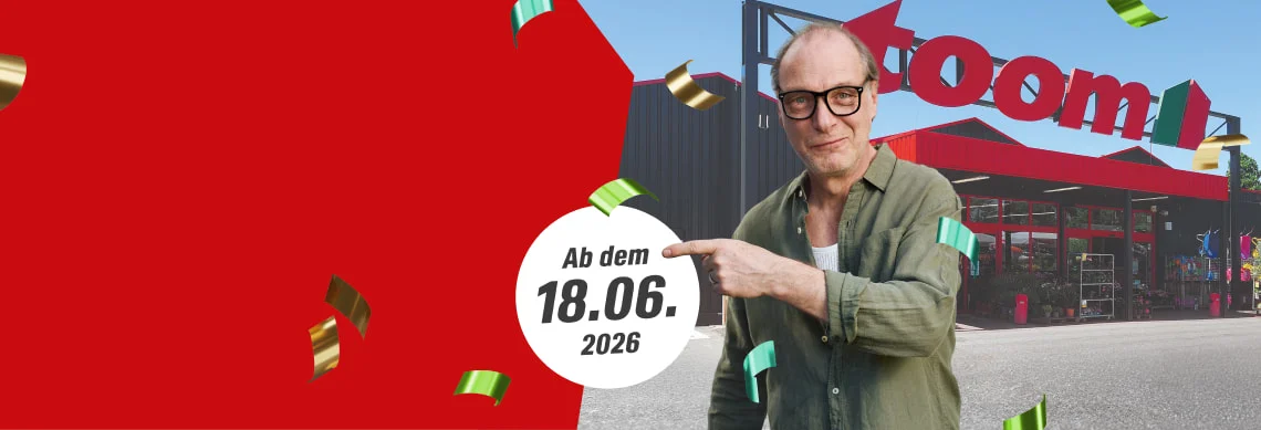 Eine Person zeigt auf ein Datum vor einem Marktgebäude.