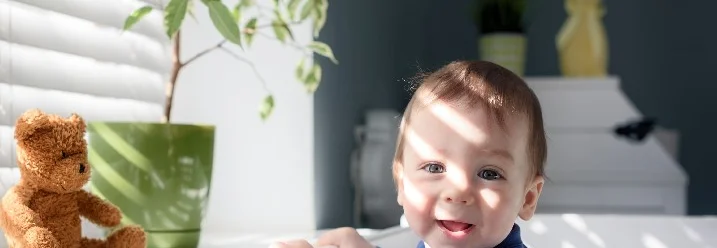 Lächelndes Kind am Fenster