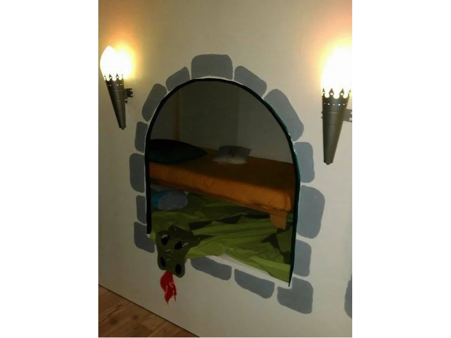 Ein Bett in einer Burgwandnische