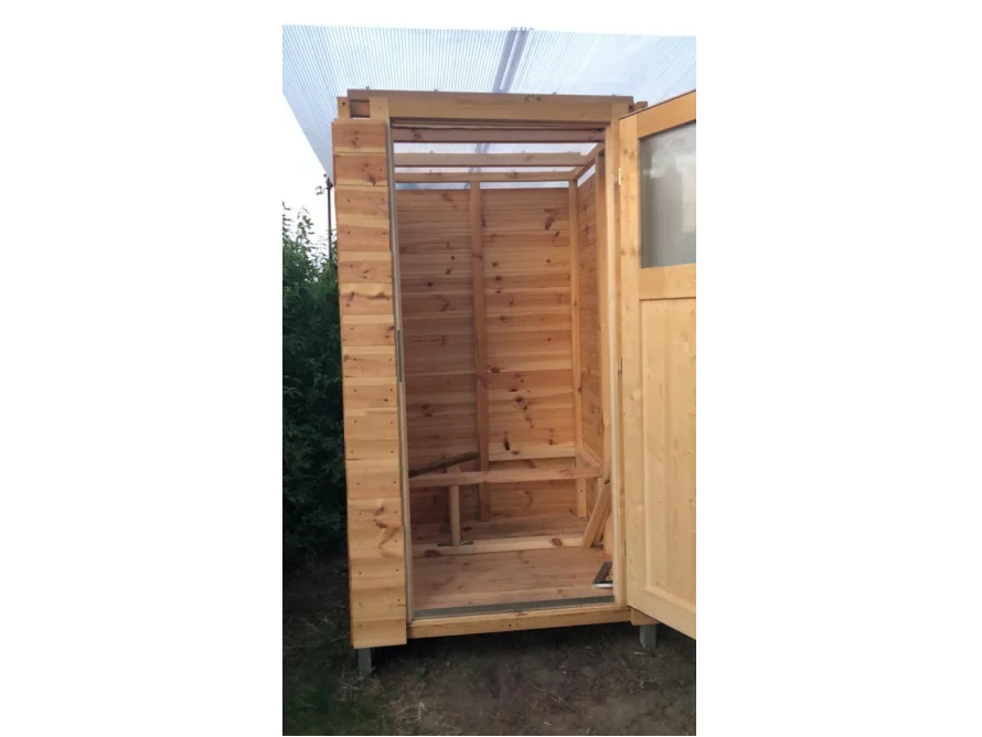 Holzgerüst eines Gartenhäuschens