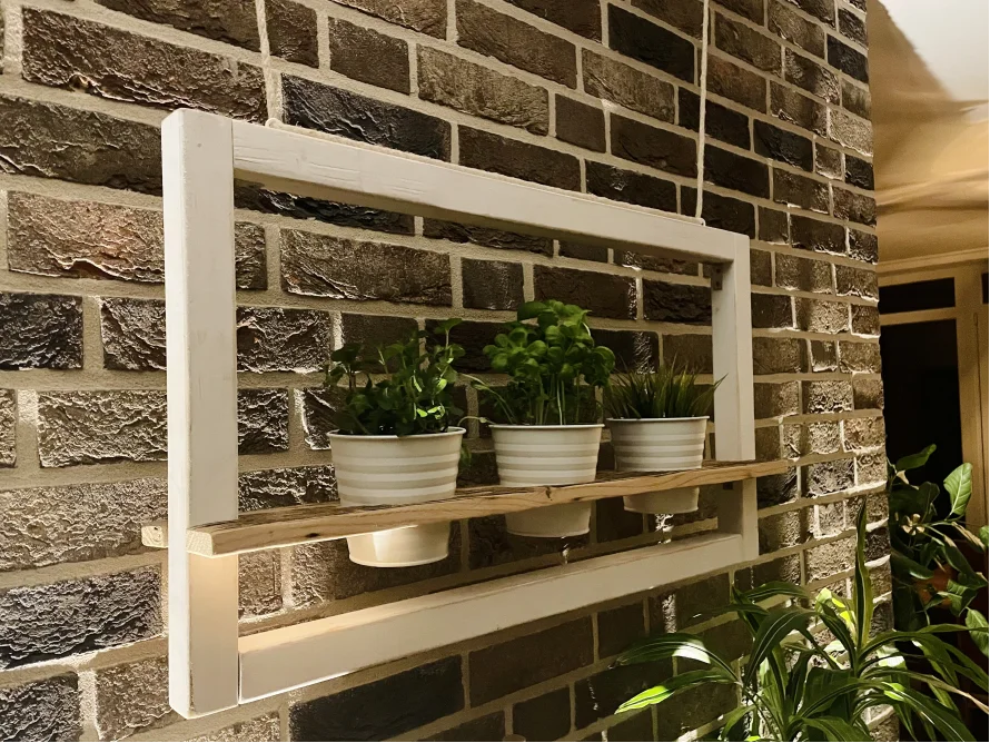 Wandregal aus Holz mit Kräutern