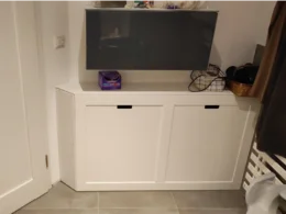 Weißer Eckschrank mit zwei Türen