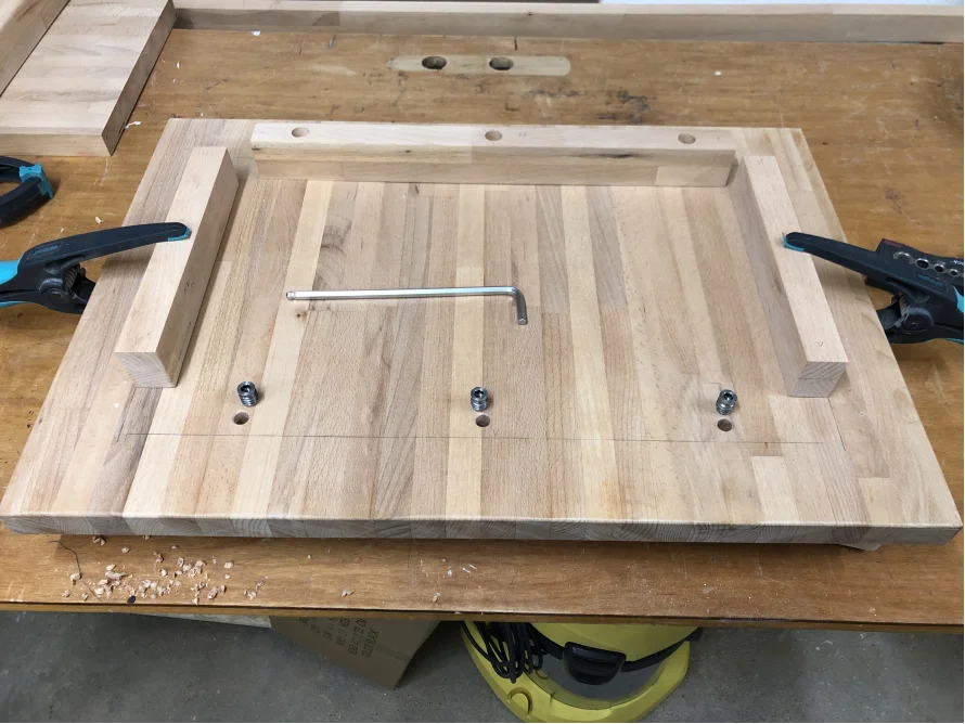 Holzplatte mit Schraubzwingen und Inbusschlüssel