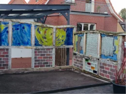 Bunter Sichtschutz aus Holz und Glas