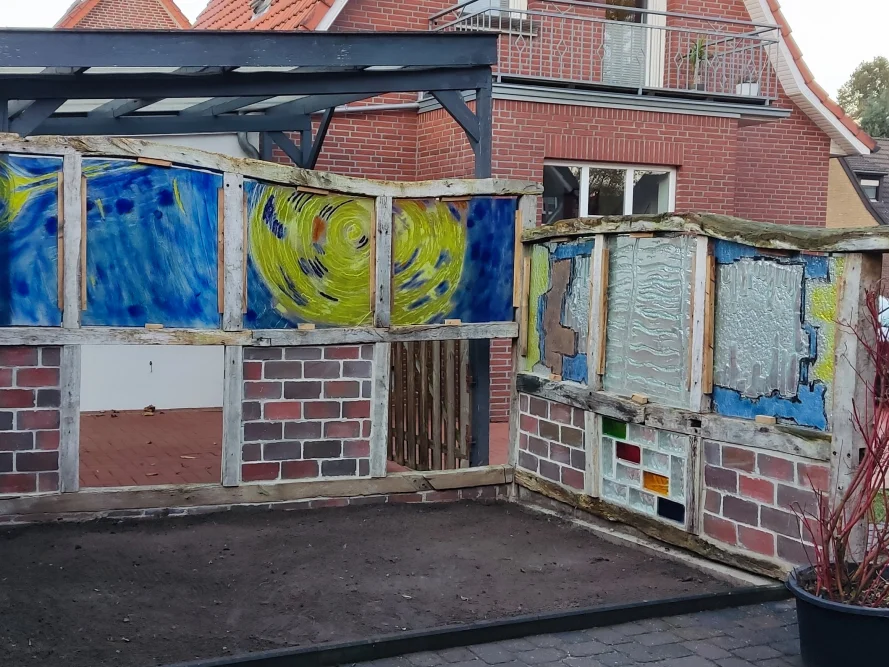 Bunter Sichtschutz aus Holz und Glas