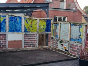 Bunter Sichtschutz aus Holz und Glas