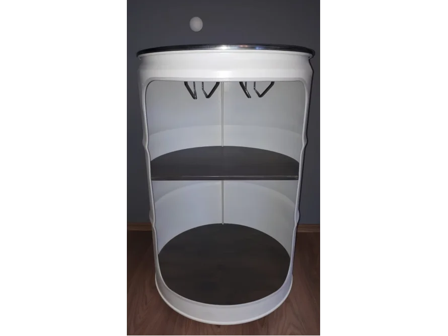 Weißes Regal aus einem Fass