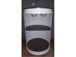 Weißes Regal aus einem Fass