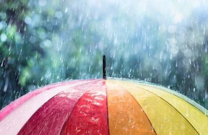 Fundament erstellen zum richtigen Zeitpunkt Regenschirm in starkem Regen