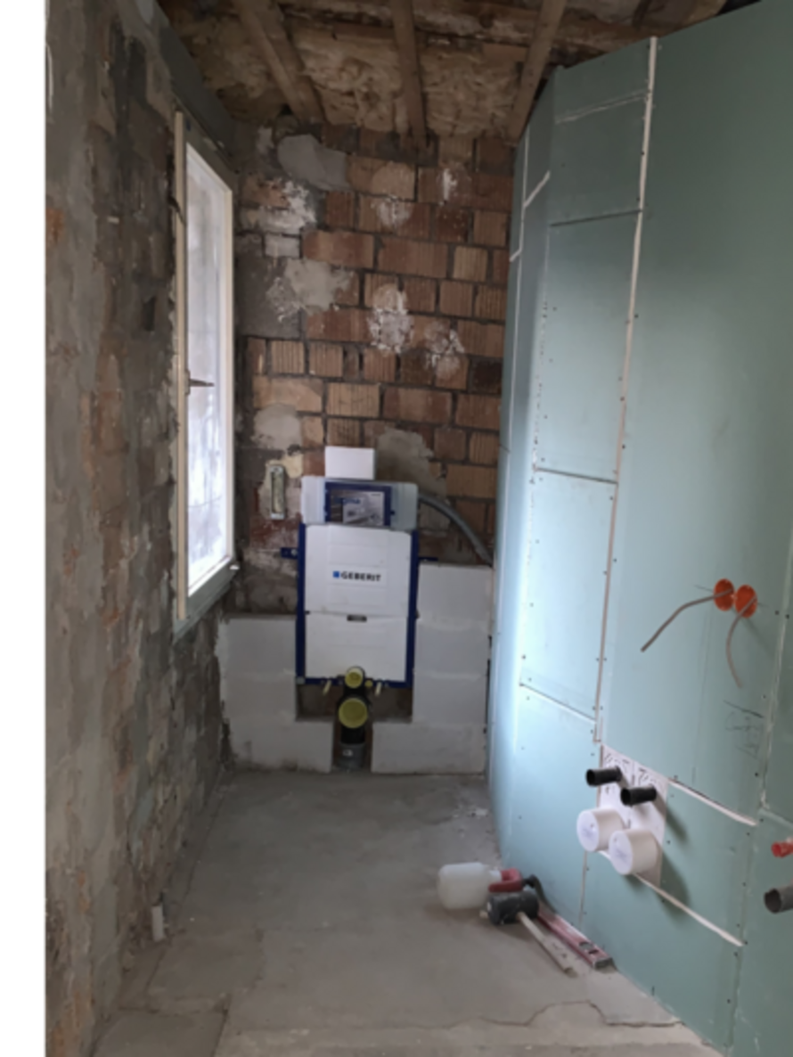 Badezimmer während der Renovierung mit Unterputzspülkasten
