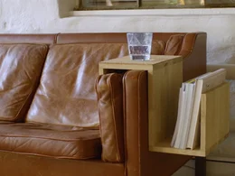 Holztablett auf lederner Sofa-Armlehne