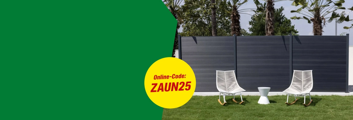 Online-Code: ZAUN25. Zwei weiße Schaukelstühle vor einem modernen, grauen Sichtschutzzaun in einem Garten.