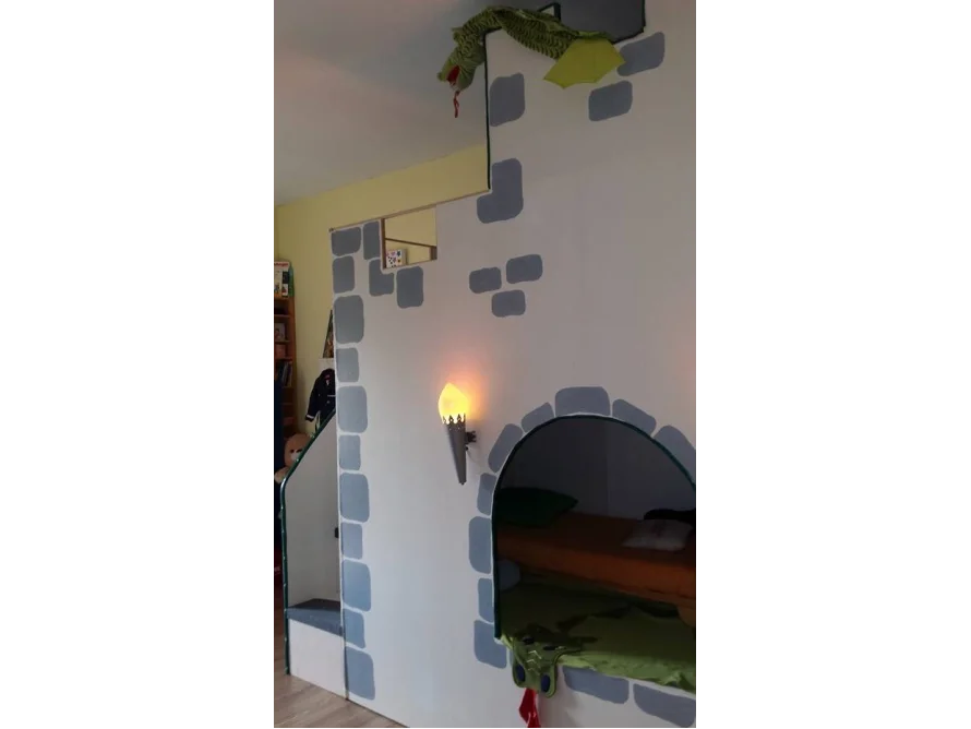 Hochbett in Burgform mit Stoffdrachen