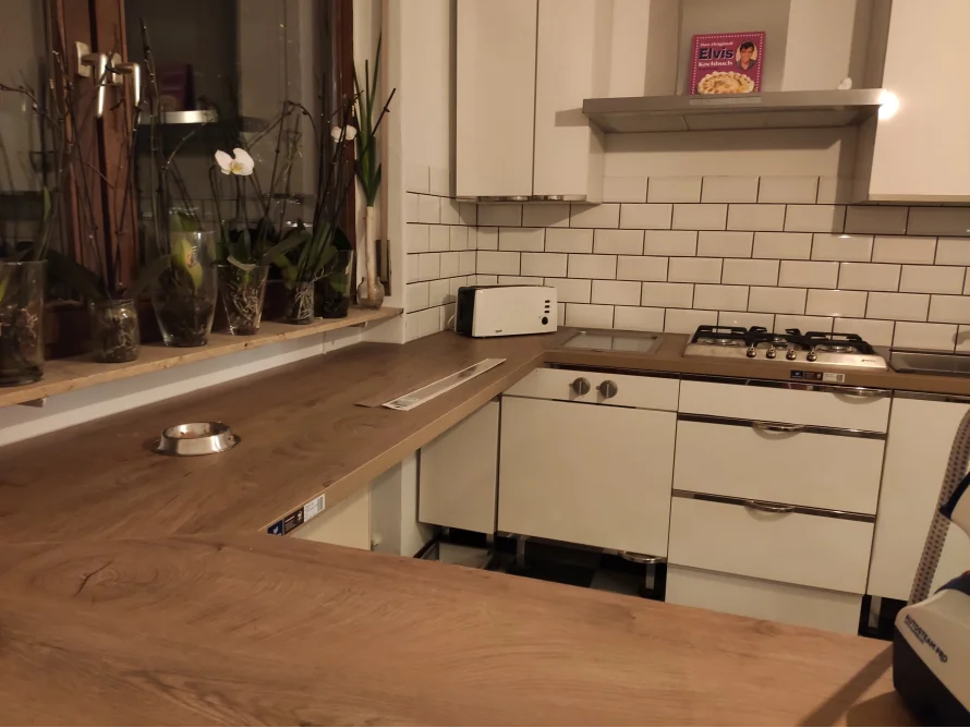 Ecke einer Küche mit Küchenzeile