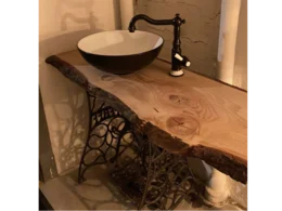 Waschbecken auf einem gusseisernen Ständer