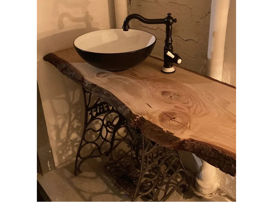 Waschbecken auf einem gusseisernen Ständer