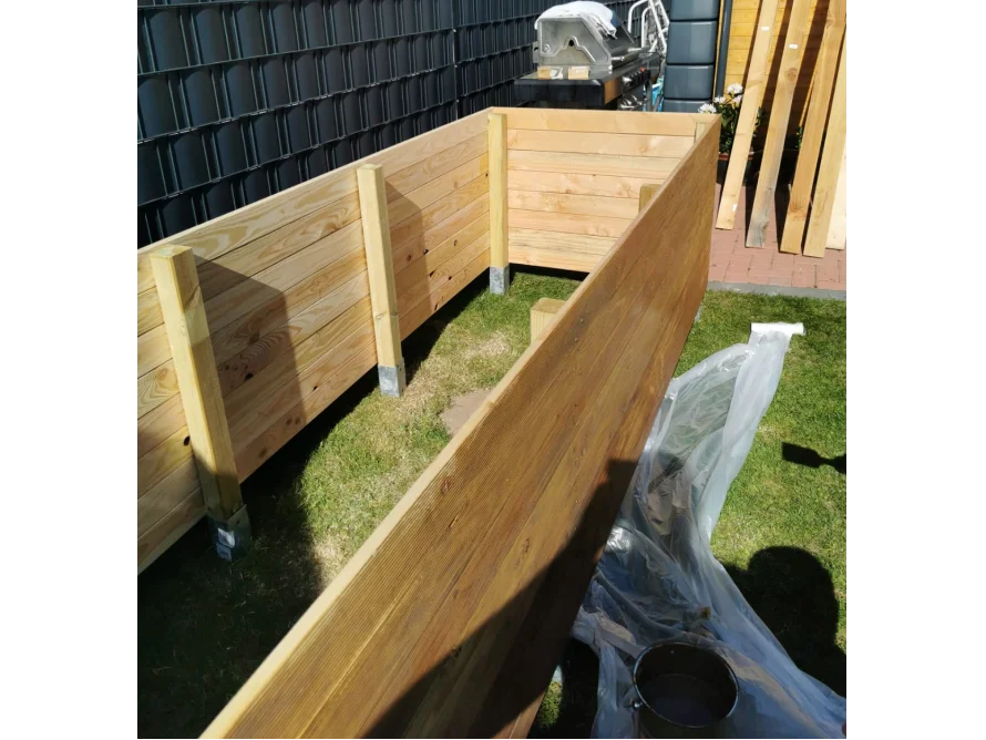 Holzrahmen auf Rasenfläche