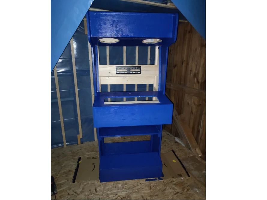 Blau lackierter Holzrahmen eines Arcade-Automaten