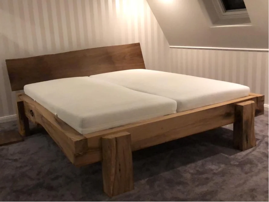 Doppelbett aus Holz