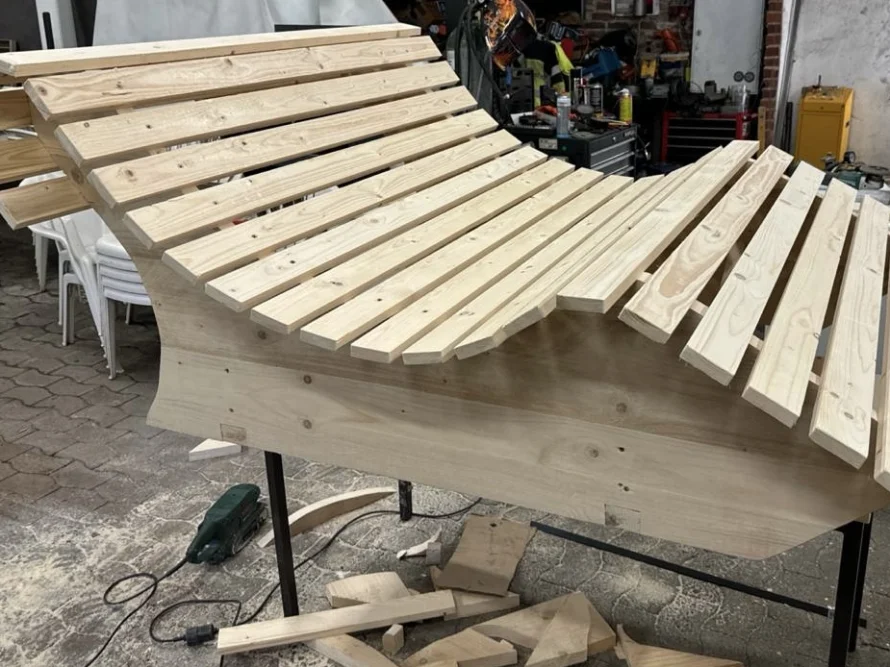 Gebogenes Holzgestell einer Gartenbank