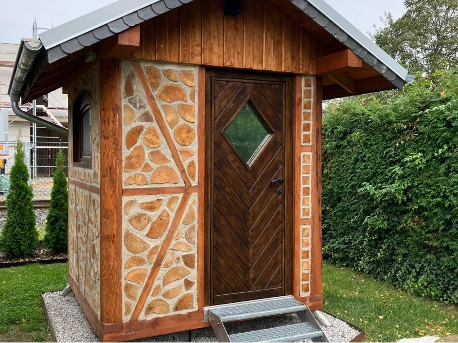 Gartenhaus mit Holzwand