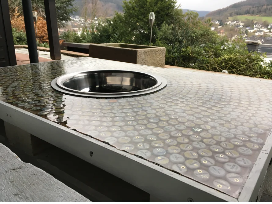 Tisch mit eingegossenen Kronkorken