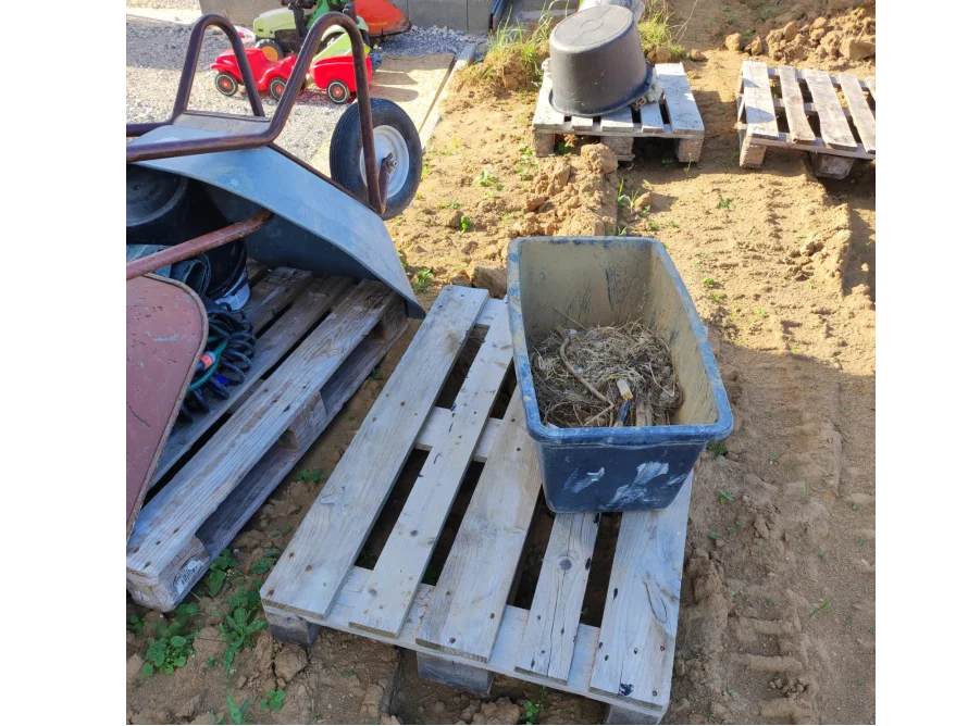 Baustelle mit Schubkarre und Mörtelkasten