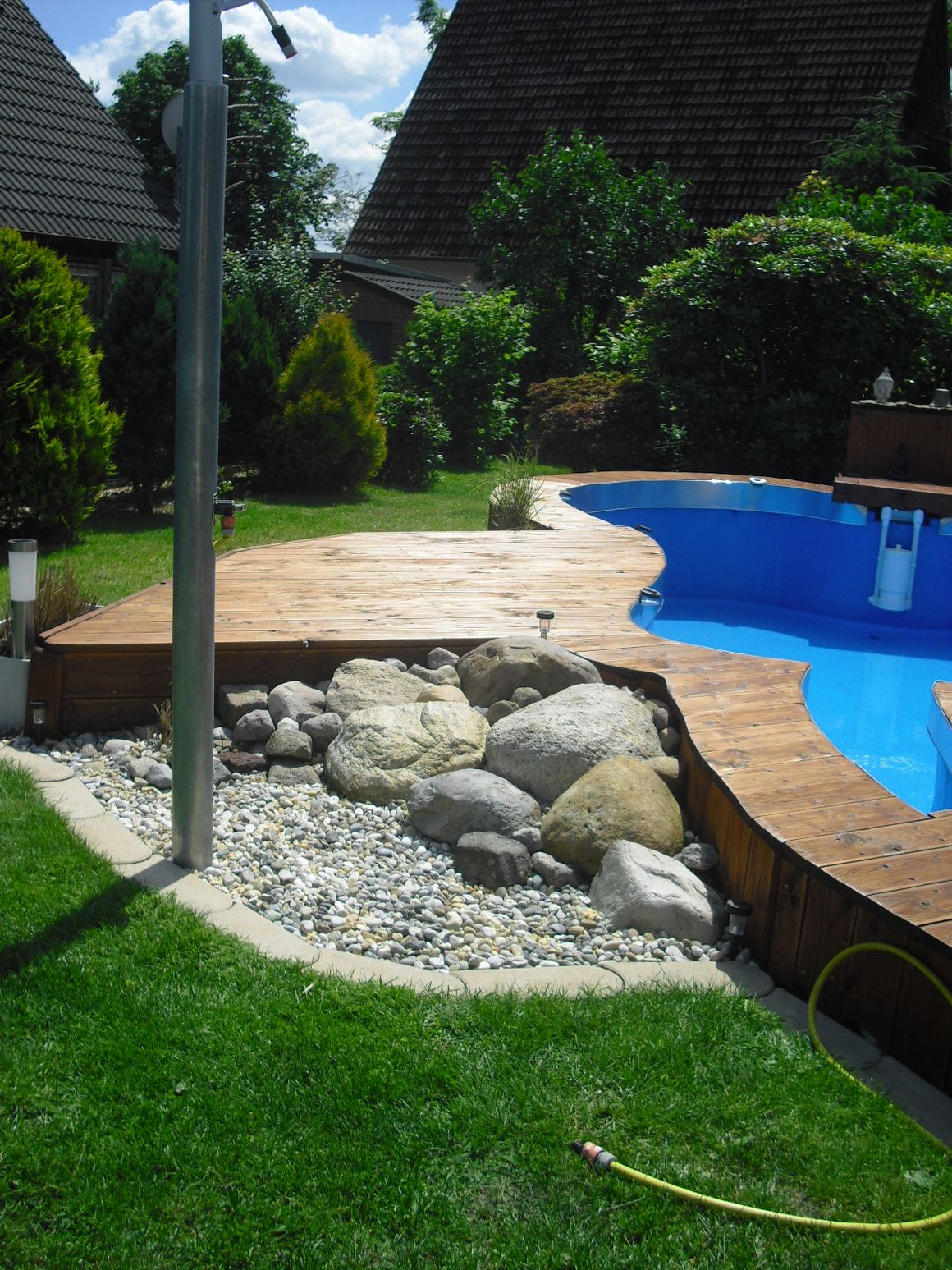 Holzterrasse mit Pool und Außendusche