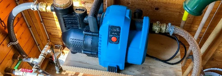 Gartenpumpe im Gartenhaus