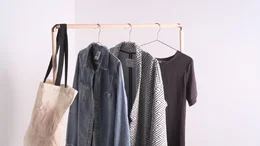 Kleiderständer mit Kleidung