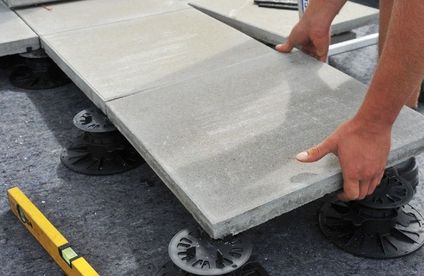 RT Terrasse mit Feinsteinzeug Stelzlager 21 06 717x467 Platten werden auf Stelzlager verlegt