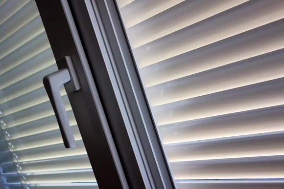 Fenster mit Jalousie