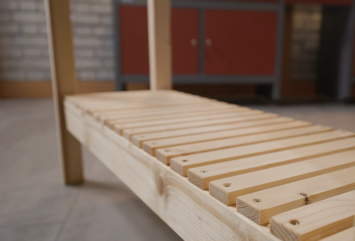 Holzlatten auf einem Holzgestell