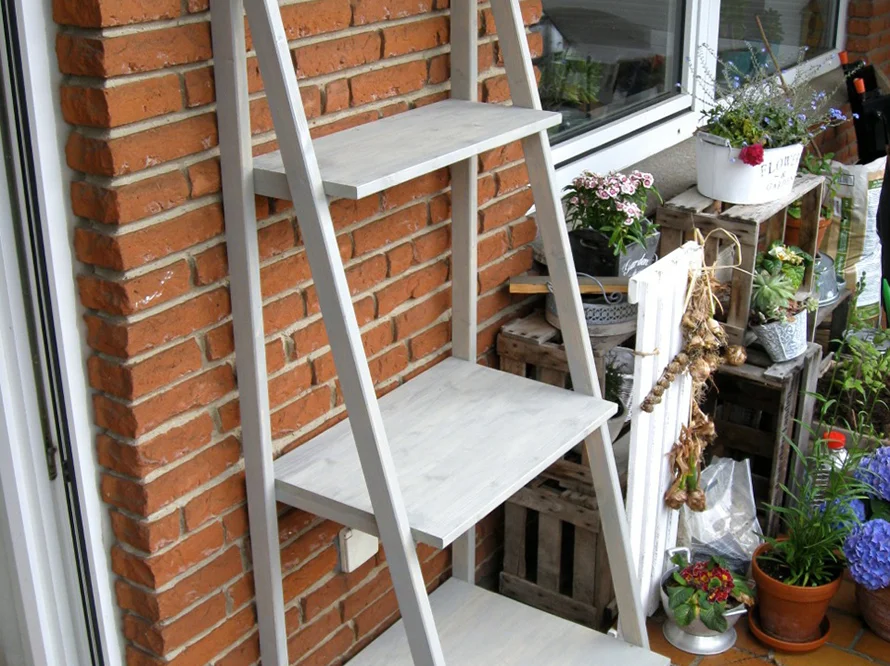 Weißes Holzregal an Backsteinwand