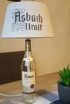 Eine aus einer Glasflasche gebastelte Lampe