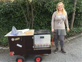 Person mit Getränkestand