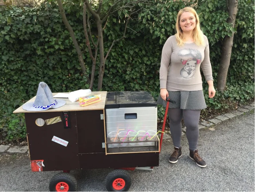 Person mit Getränkestand