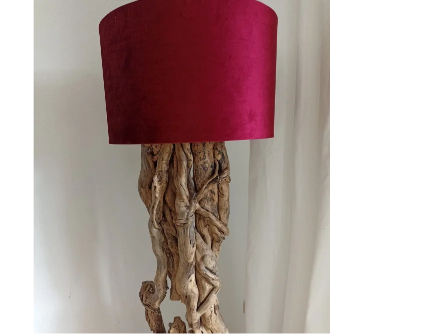 Stehlampe aus Treibholz mit weinrotem Lampenschirm