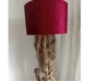 Stehlampe aus Treibholz mit weinrotem Lampenschirm