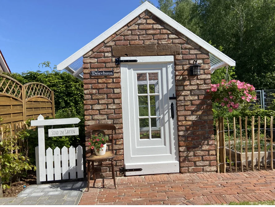 Kleines Gewächshaus aus Ziegeln