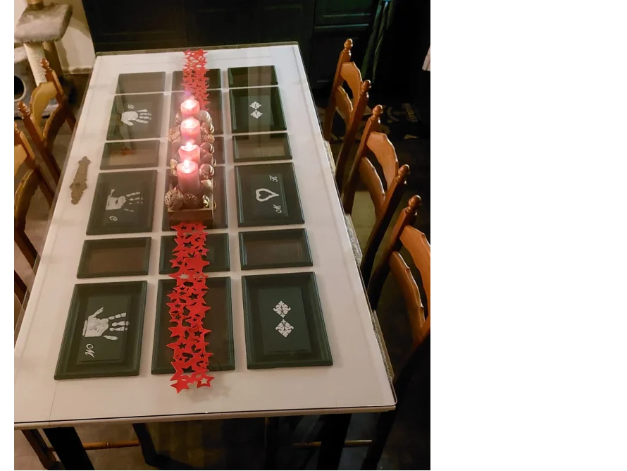 Festlich gedeckter Tisch mit Kerzen