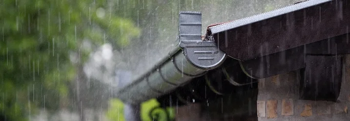 Regenrinne an Hauswand bei Regen