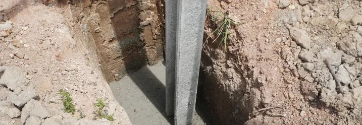 Metallpfosten einbetoniert im Boden