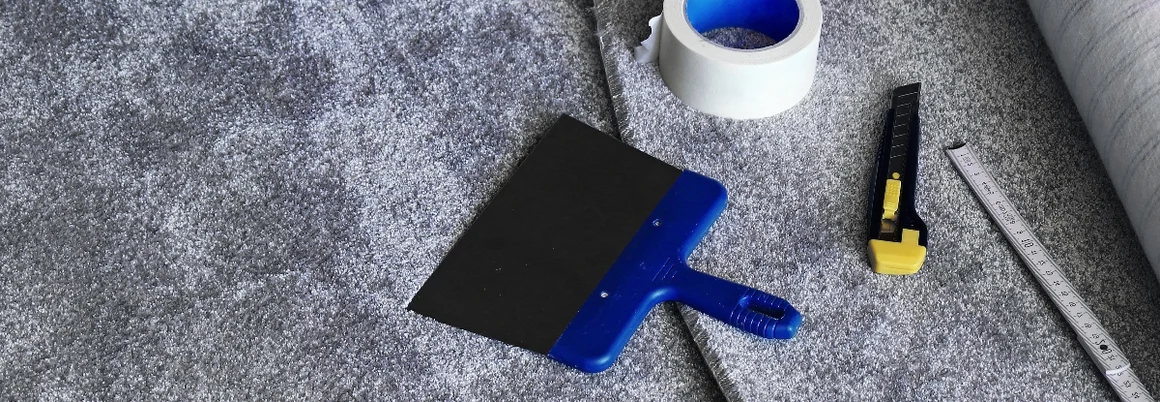 Werkzeug und grauer Teppichboden