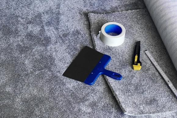 Werkzeug und grauer Teppichboden