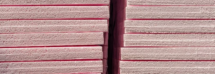 Stapel rosa Dämmstoffplatten