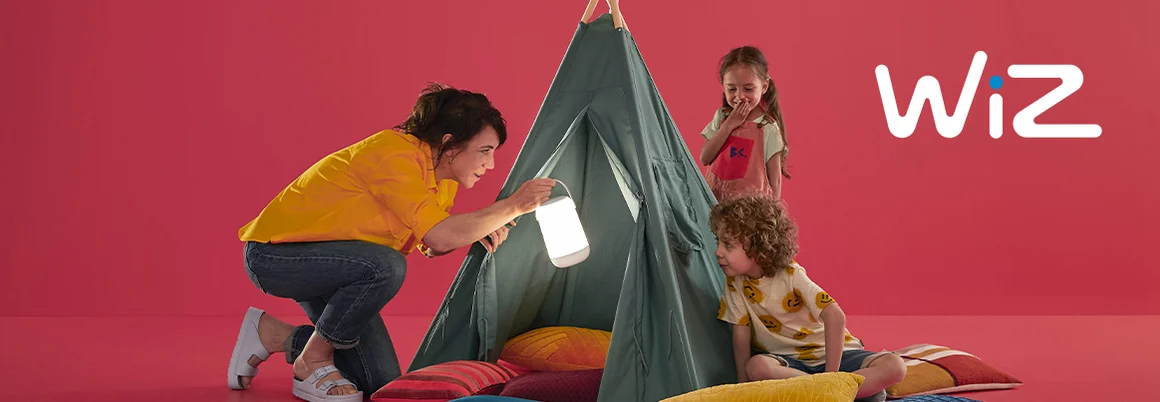 Drei Personen in und vor einem Zelt mit dem Logo oben rechts von WiZ. 