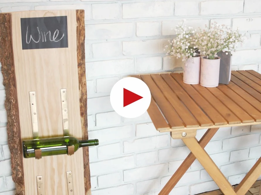 Weinregal aus Holz mit einer Weinflasche