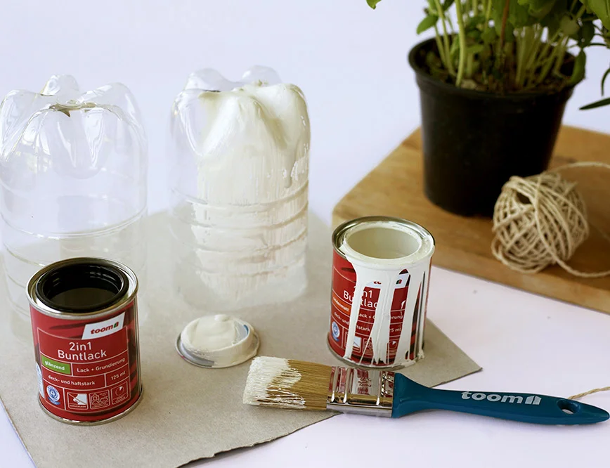 Zwei Flaschen und Farbe mit Pinsel