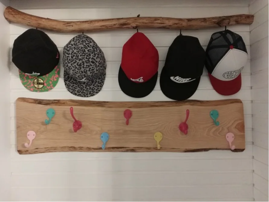 Garderobe aus Douglasienbrett und Ast